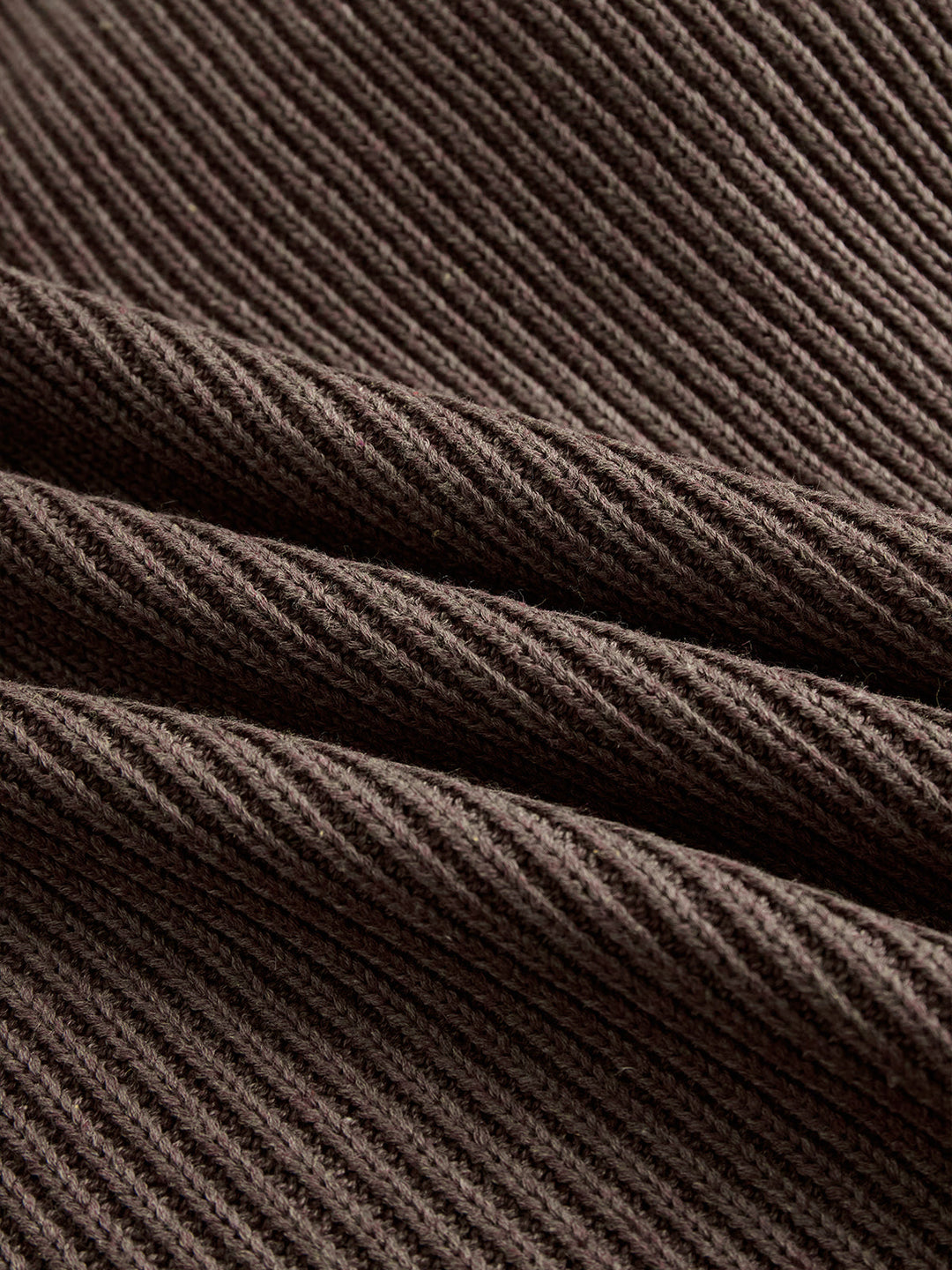 Alexandra - Swetrowa sukienka z falbanami — miękka, ciepła i romantyczna.